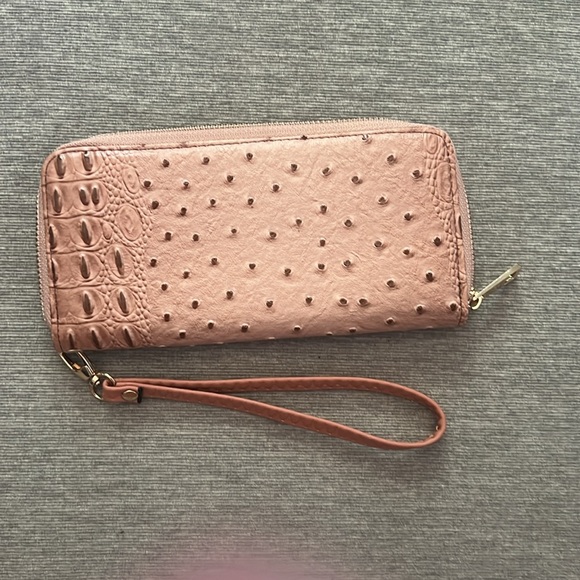 NWOT no brand name pink handbag and matching accordion wallet. - Picture 6 of 8